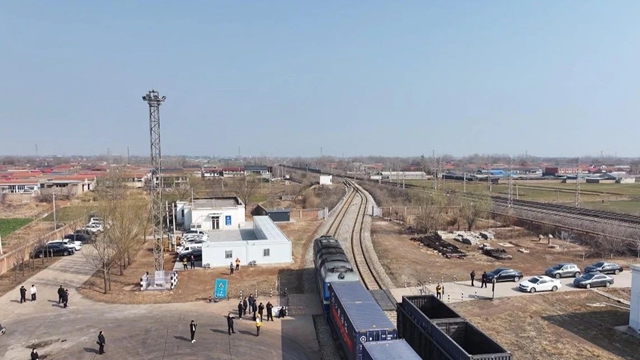 河北省面向東盟市場開出首趟直達班列，滿載緊固件等貨物2.jpg